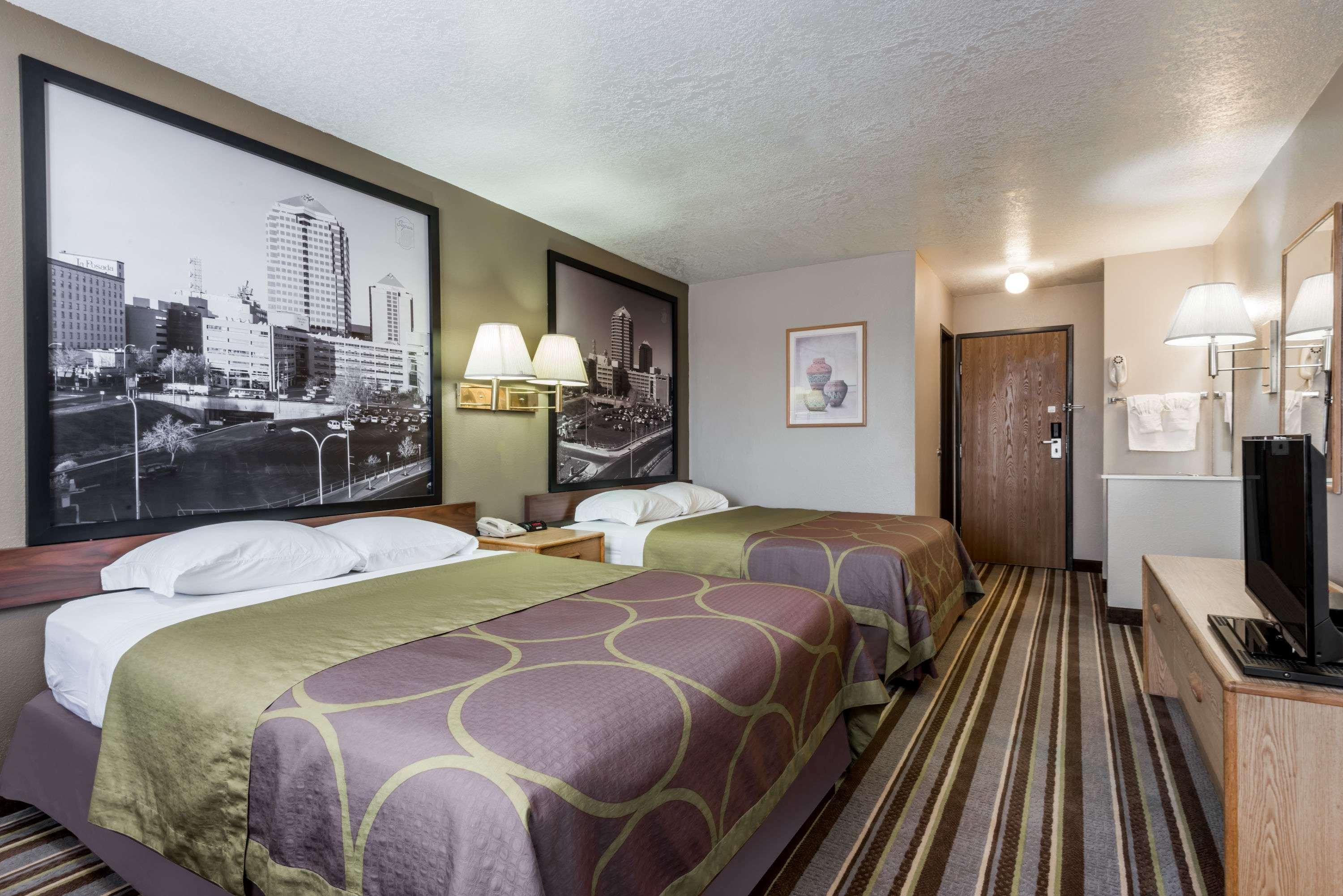 فندق Super 8 By Wyndham بيرناليلو المظهر الخارجي الصورة