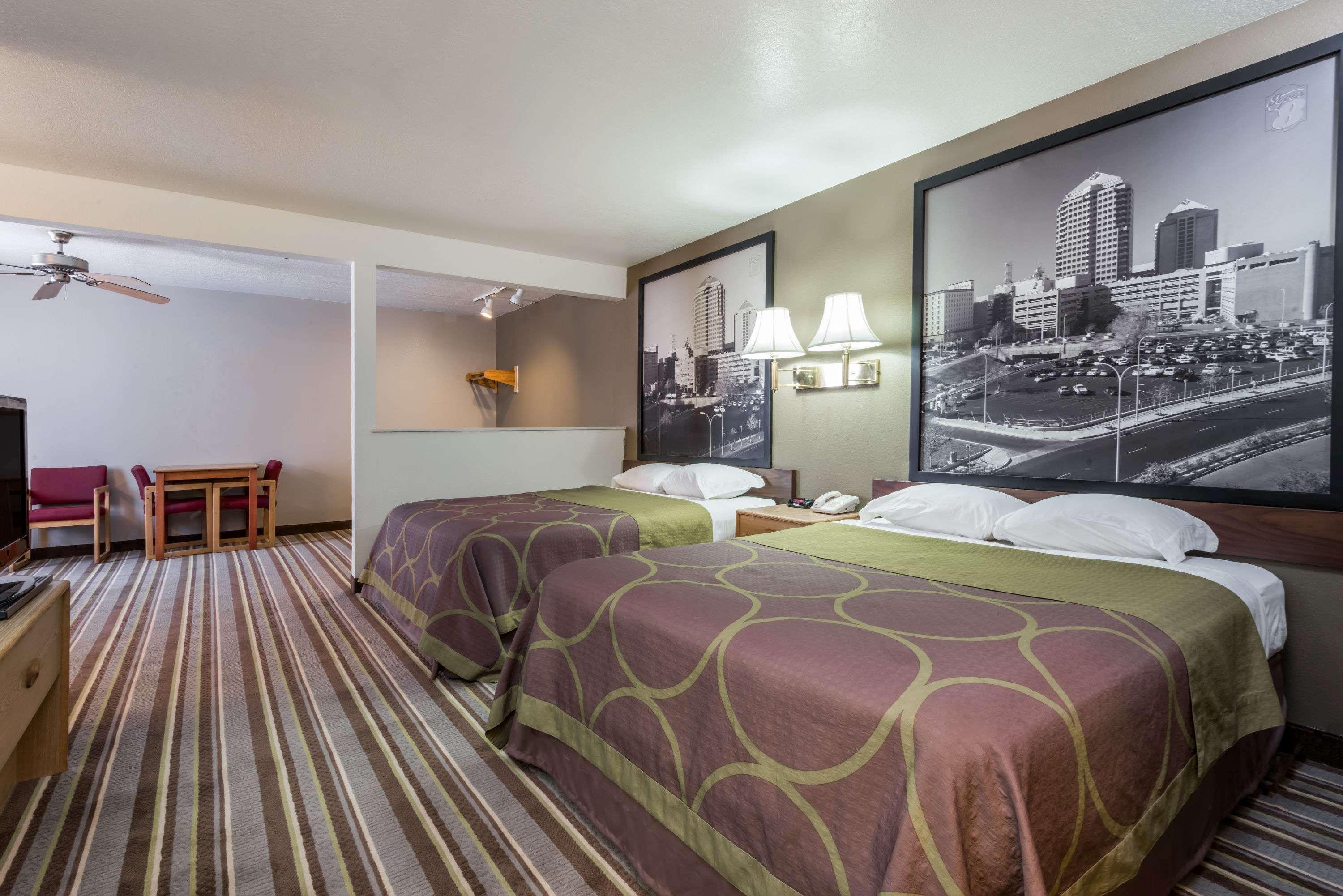 فندق Super 8 By Wyndham بيرناليلو المظهر الخارجي الصورة