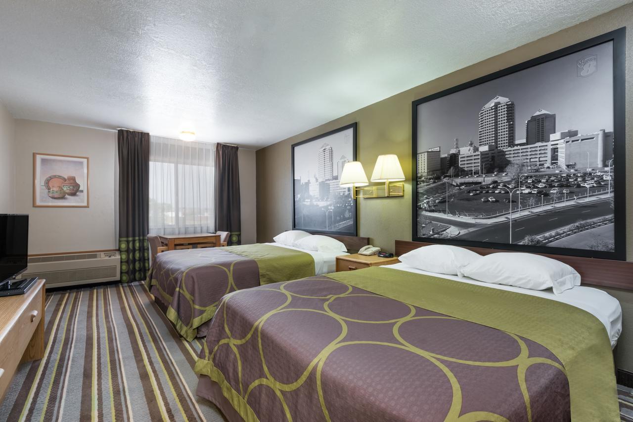 فندق Super 8 By Wyndham بيرناليلو المظهر الخارجي الصورة