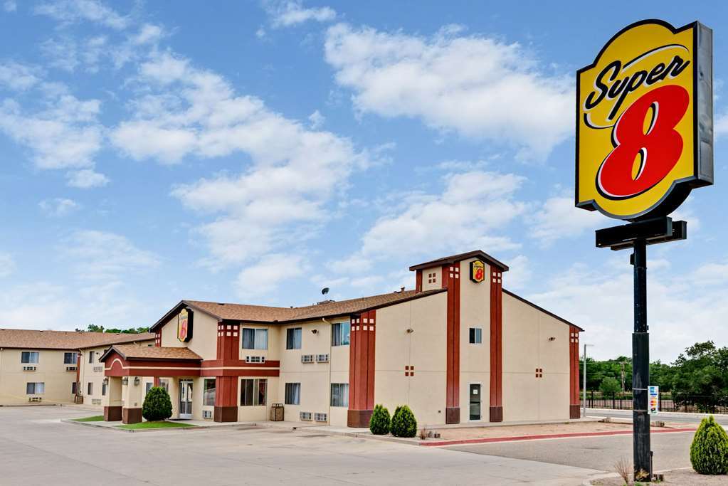 فندق Super 8 By Wyndham بيرناليلو المظهر الخارجي الصورة