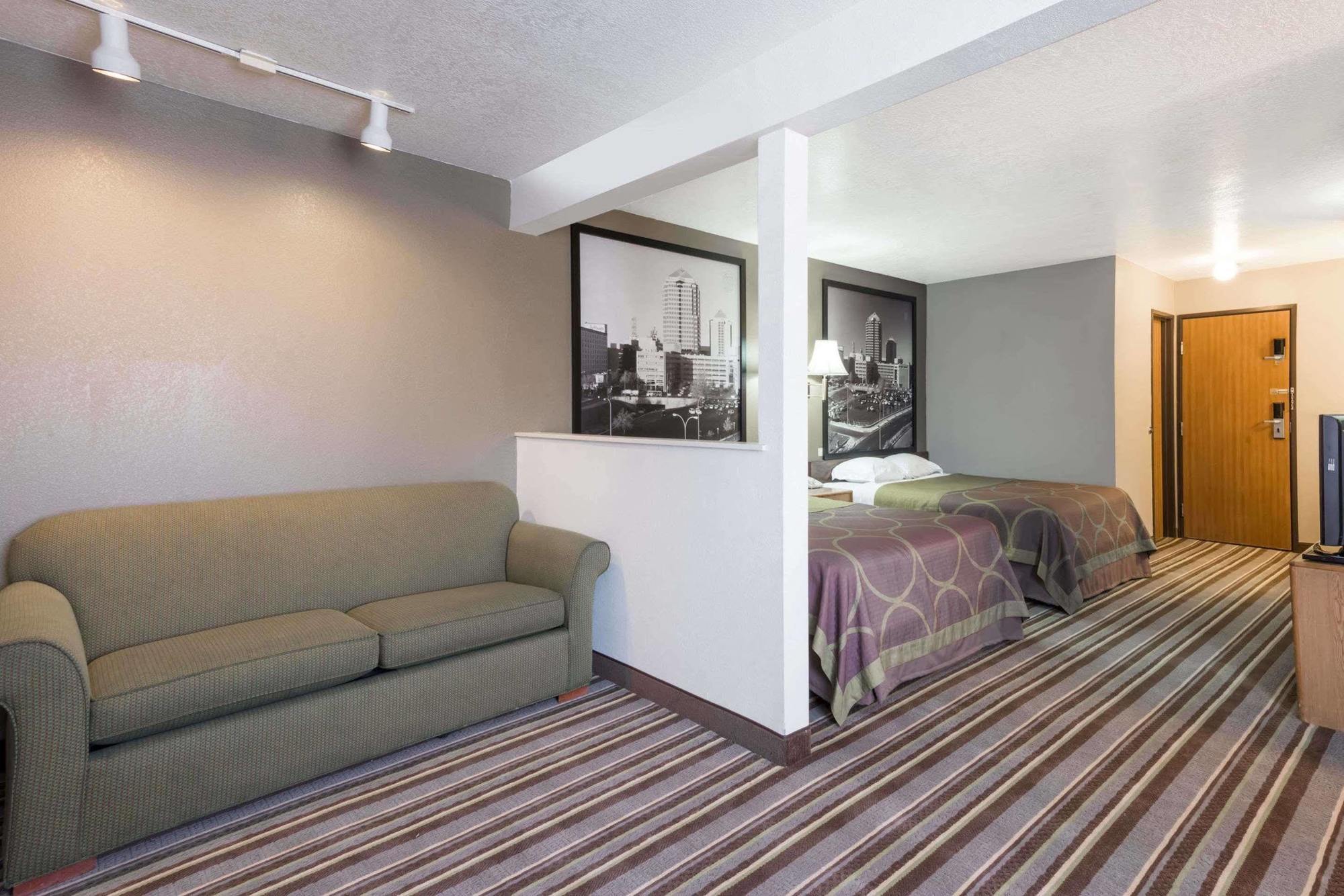 فندق Super 8 By Wyndham بيرناليلو المظهر الخارجي الصورة