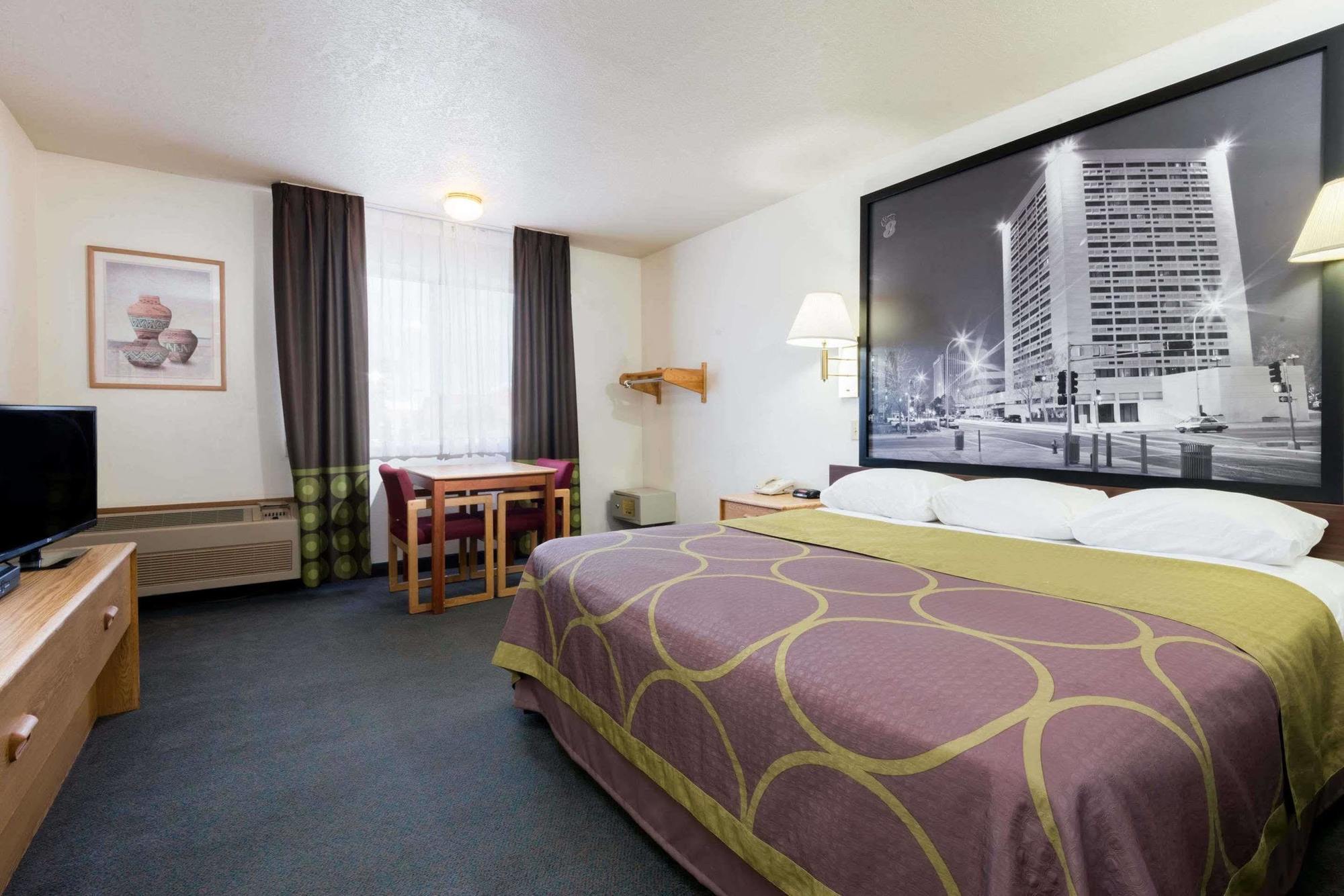 فندق Super 8 By Wyndham بيرناليلو المظهر الخارجي الصورة
