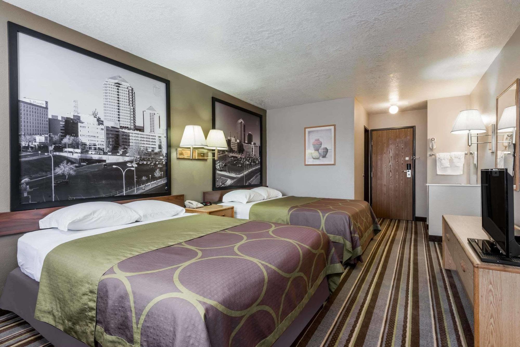 فندق Super 8 By Wyndham بيرناليلو المظهر الخارجي الصورة