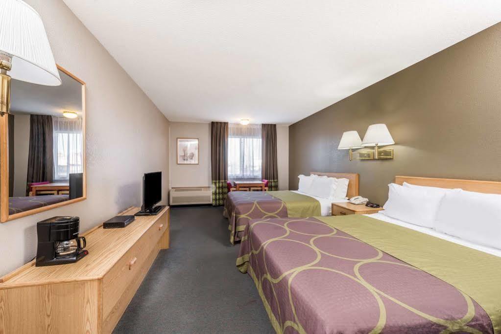 فندق Super 8 By Wyndham بيرناليلو المظهر الخارجي الصورة