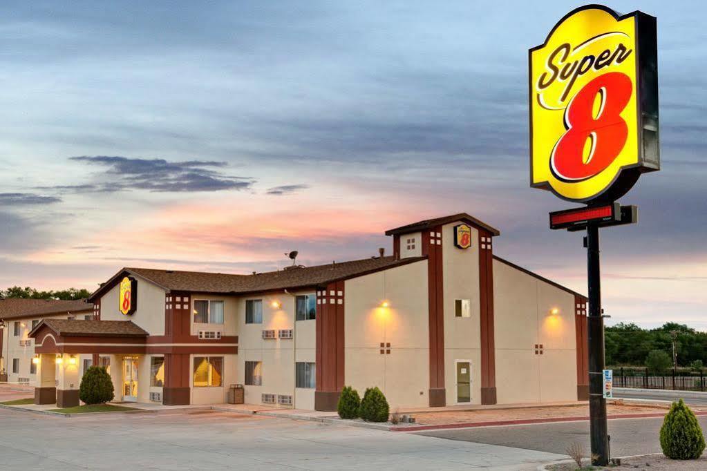 فندق Super 8 By Wyndham بيرناليلو المظهر الخارجي الصورة
